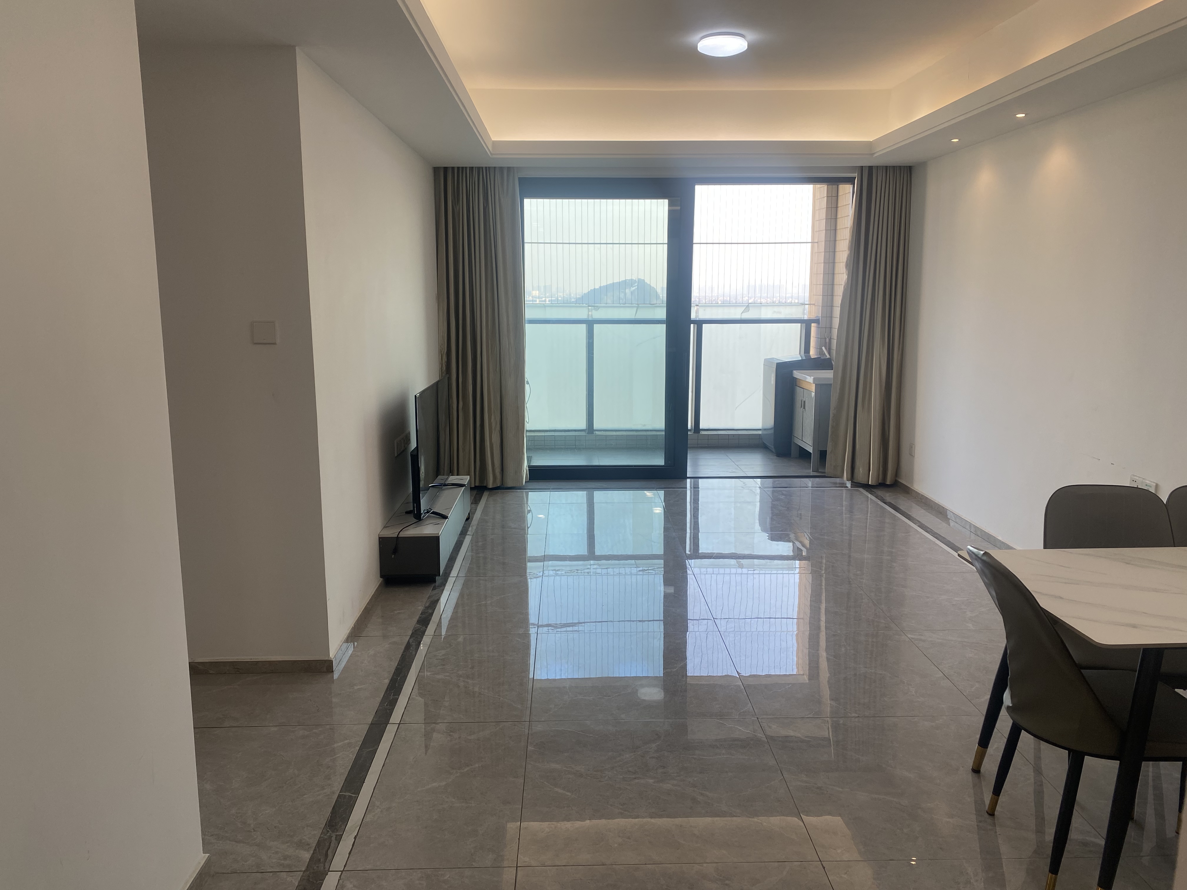 越秀星汇瀚府一期，南向3房2卫，望江景无遮挡，低于发票