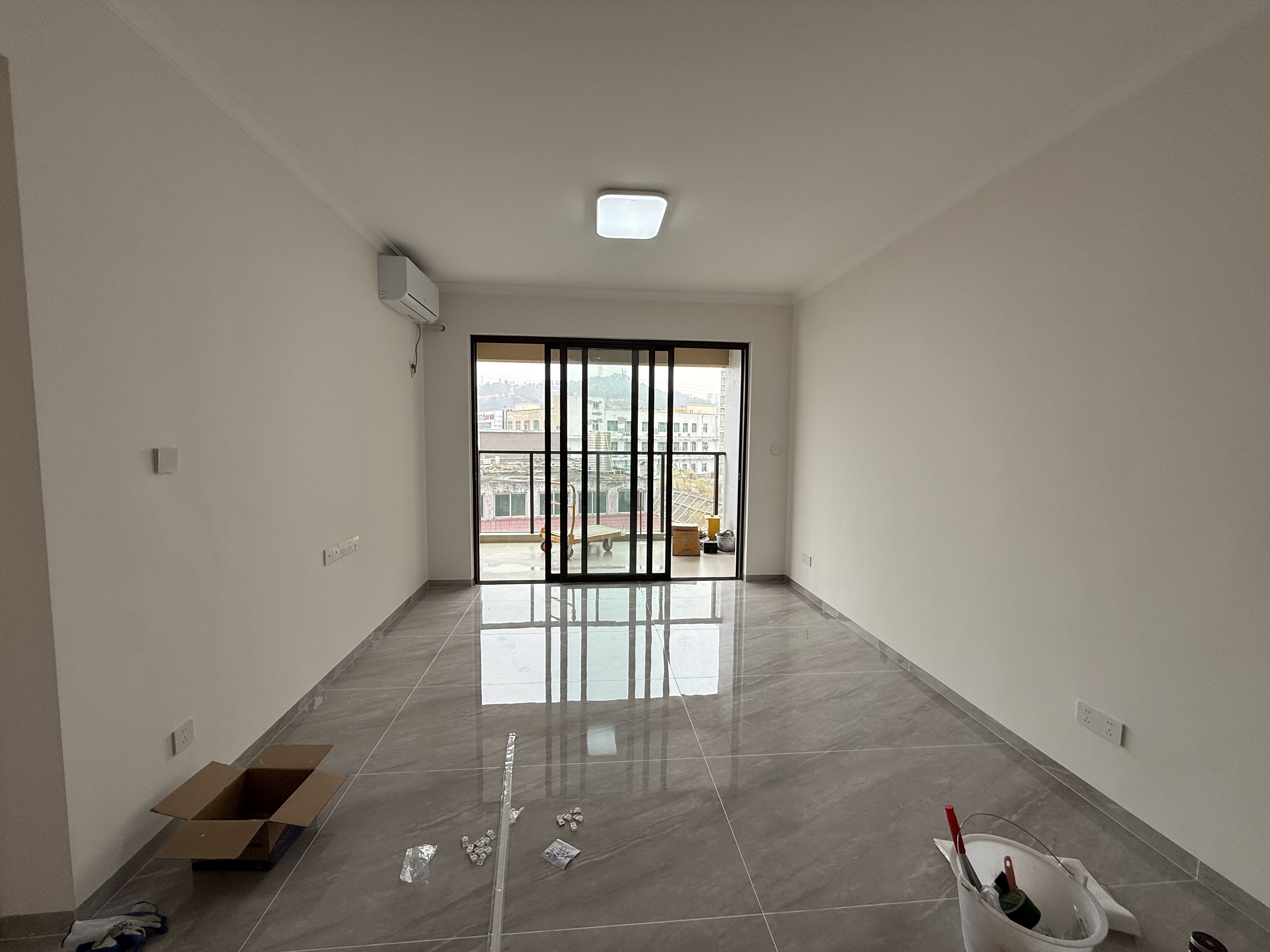 现代简约风格，整体配色温馨。厨房配备高档橱柜-深圳御景华府租房