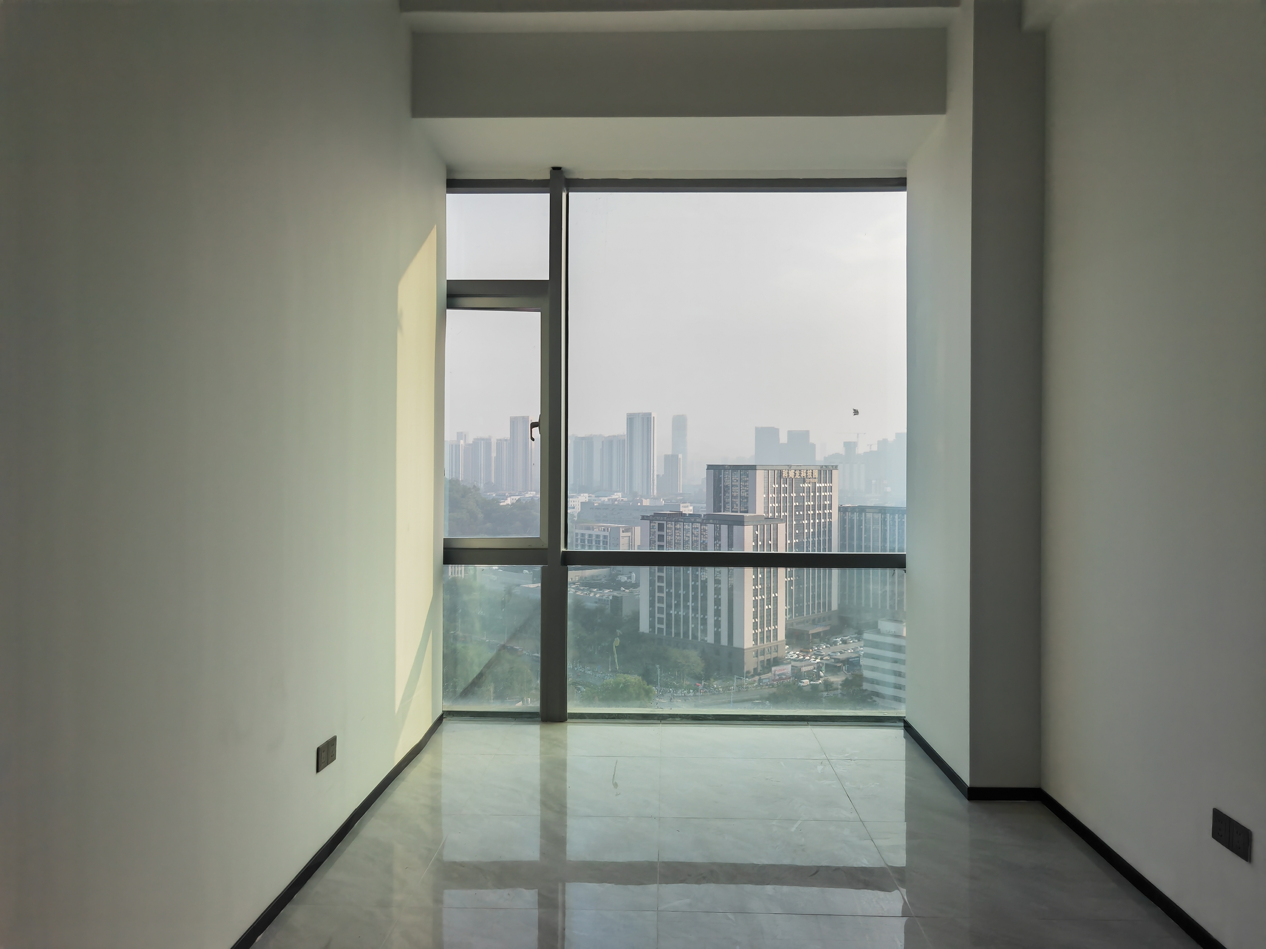 业主精装修，户型方正，使用率高阳台看景观。