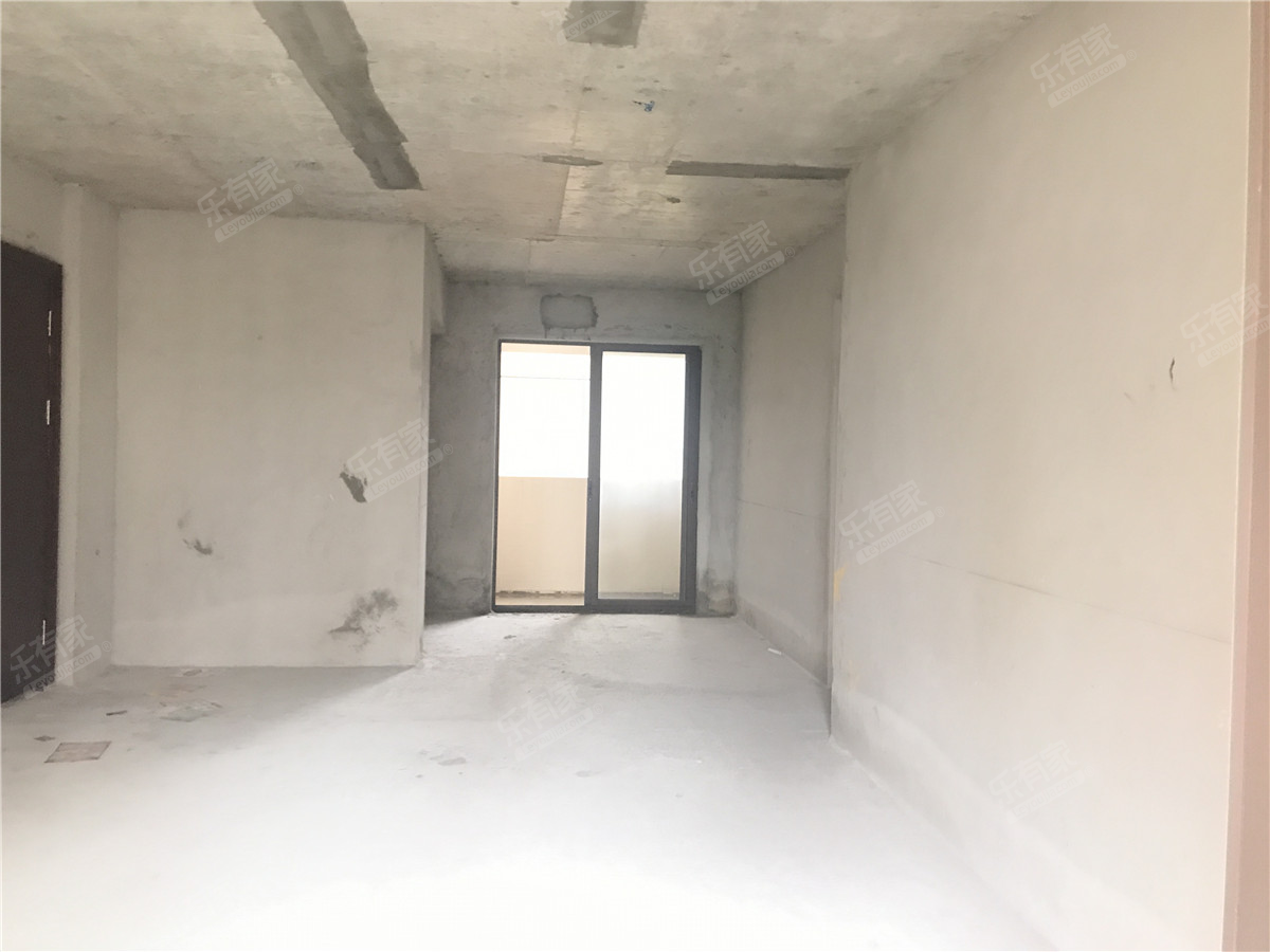 君华新城南北对流房，位置安静，看小区园林，价格优惠。