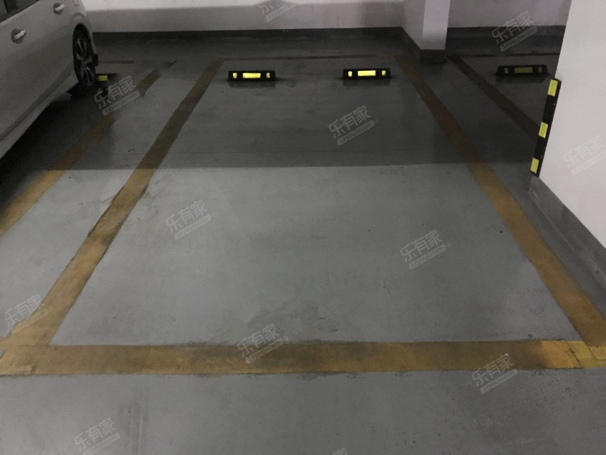 江畔负一层产权车***，放租
