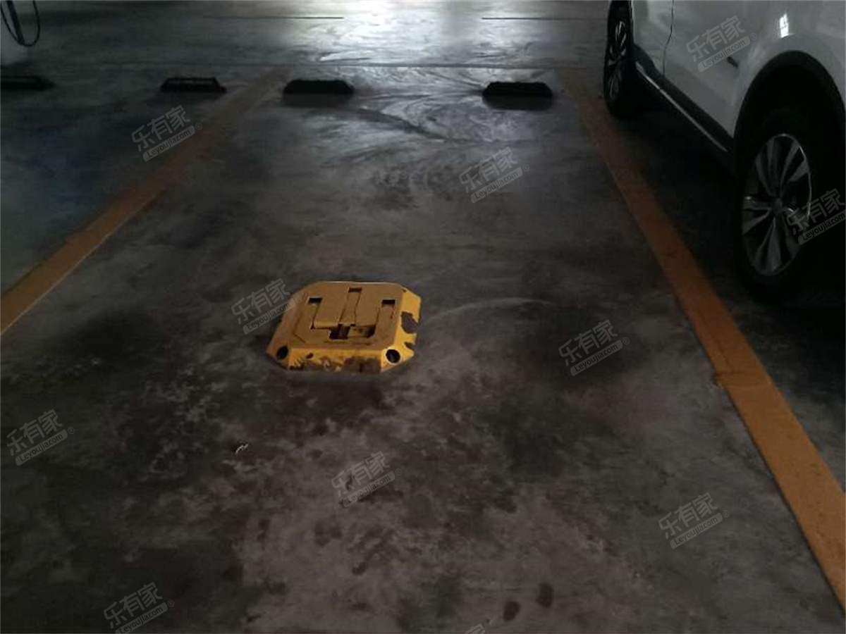 负一层车***，适合停轿车