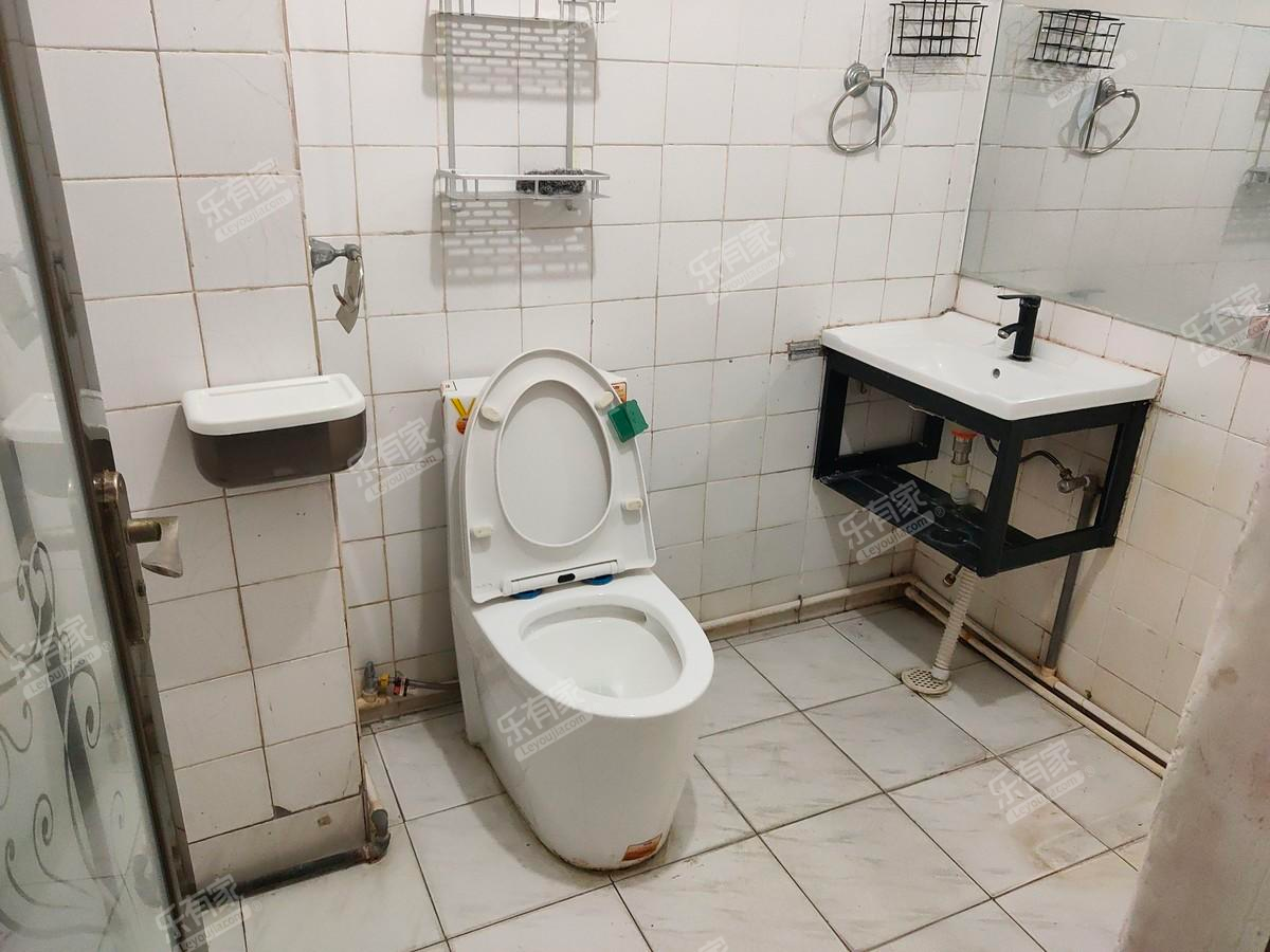 嘉年华小区厕所-1