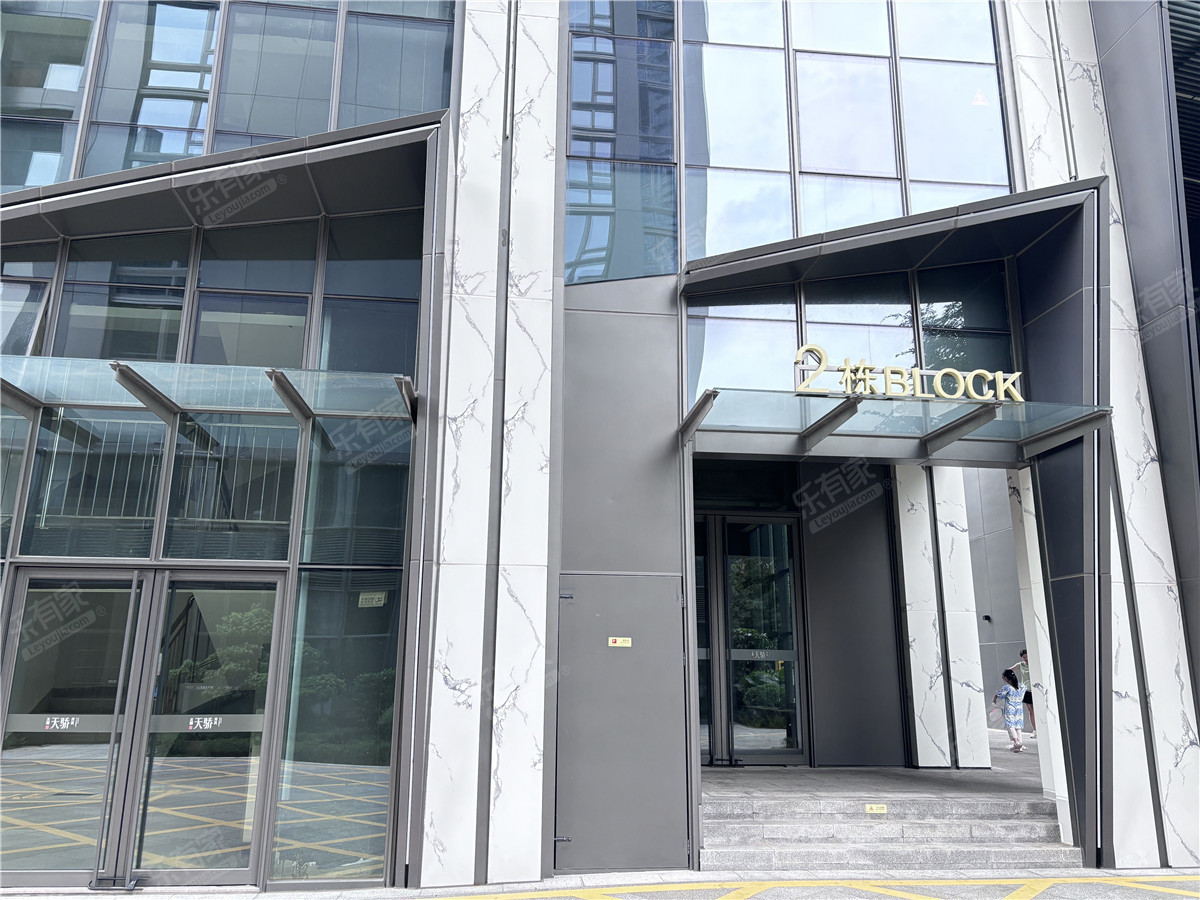小区安静舒适，地铁交通方便，户型格局好