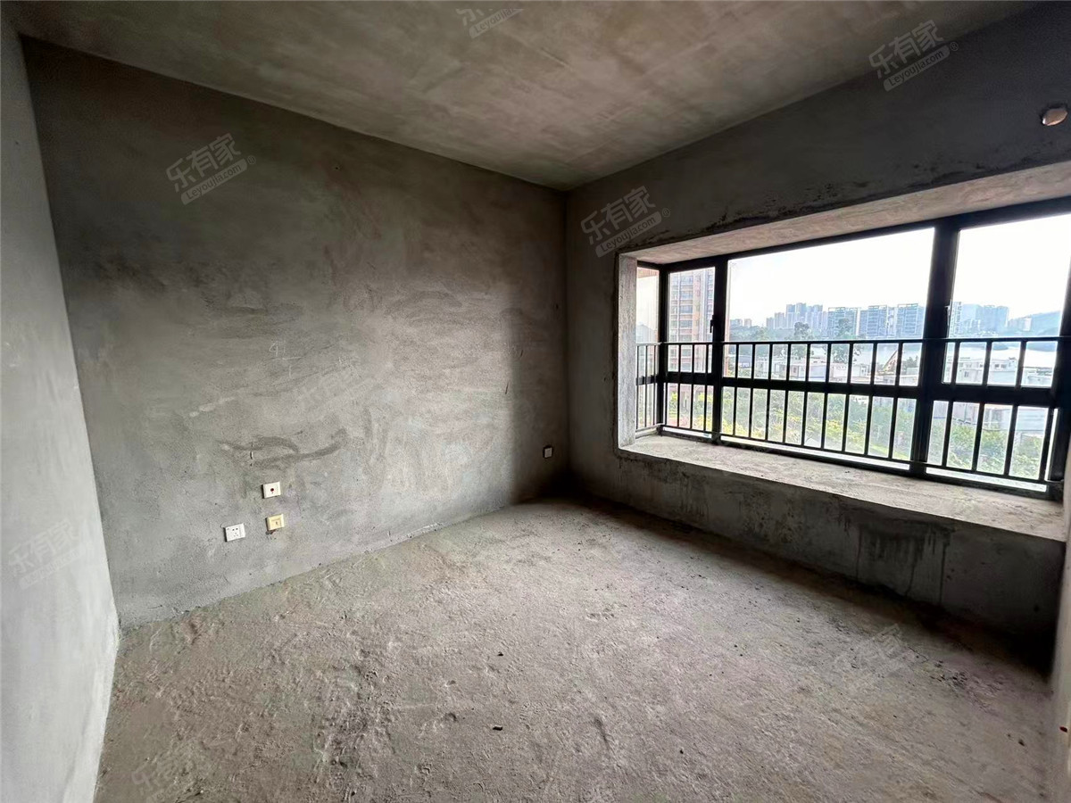 金地博登湖澜庭东南普装3室2厅117m²