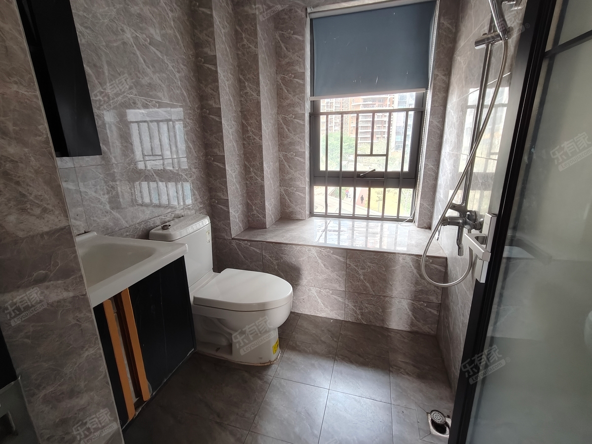 万丰海岸城对面，博林君瑞，横厅通透三房，满五，诚心出售