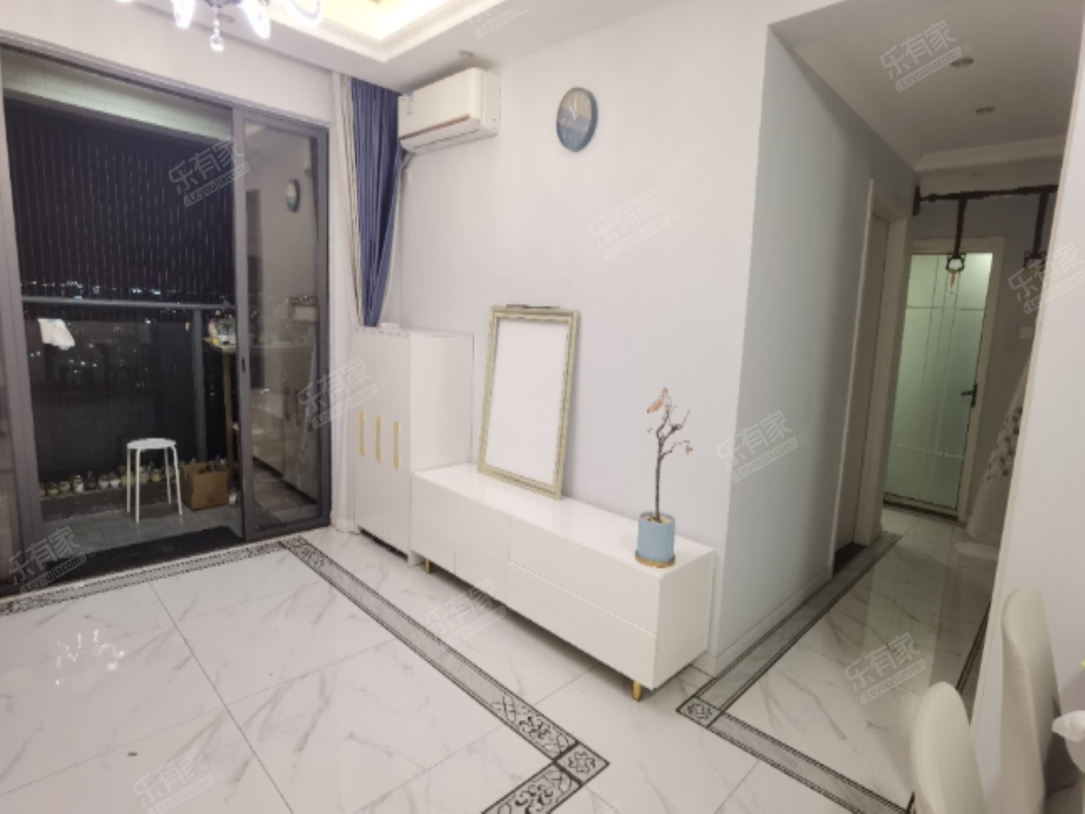 鸿荣源壹成5区东北精装3室2厅73.8m²