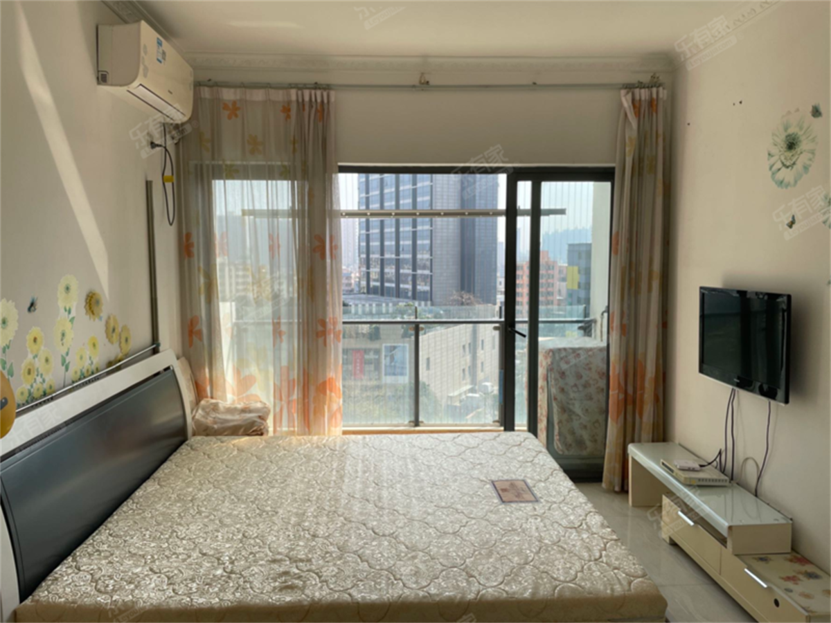 11号线地铁口，西荟城通透三房，满五，红本在手，业主诚心出售