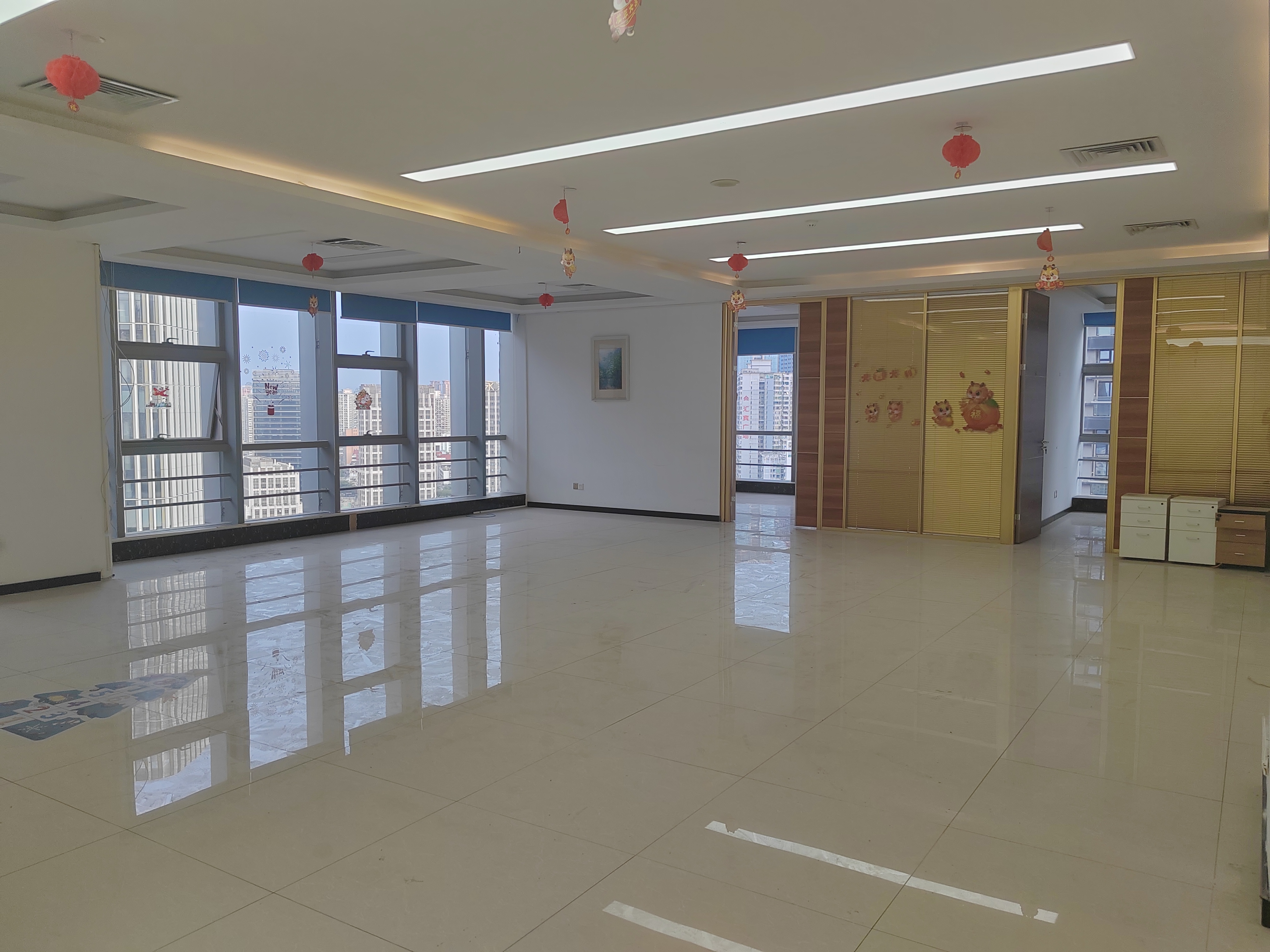 地铁口，精装高层写字楼，价格可谈