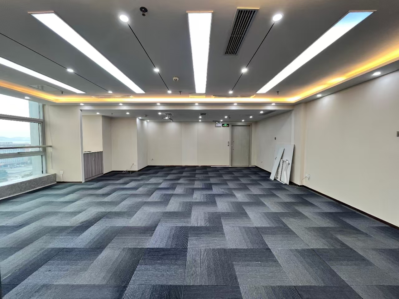 双地铁口写字楼物业，采光通风非常好，简单装修