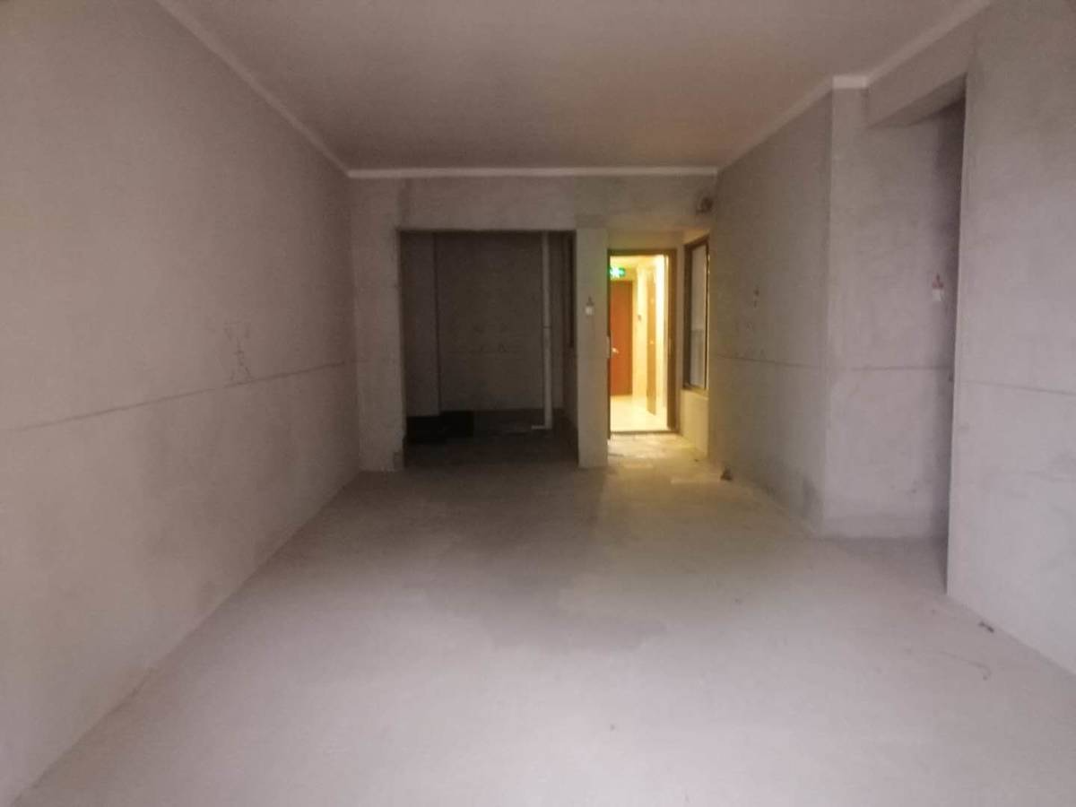 小区位置好，周边生活配套齐全，吃住行一条龙