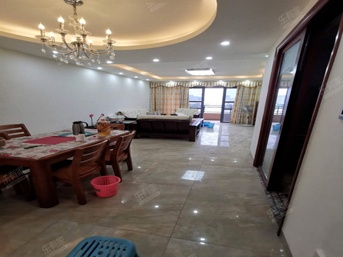 金地博登湖澜庭东南普装3室2厅117m²