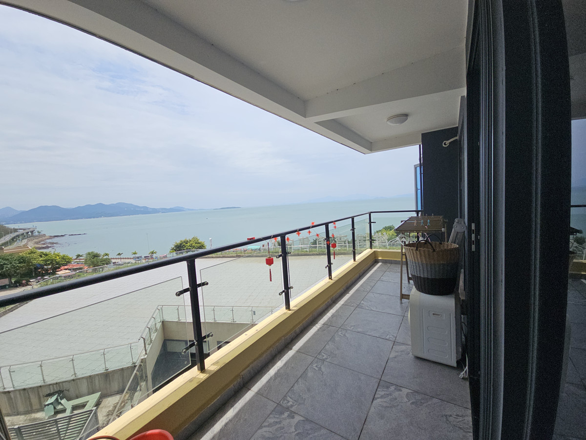 侧面看海，下楼就是沙滩，大阳台，生活配套方面。-深圳碧桂园十里银滩二手房