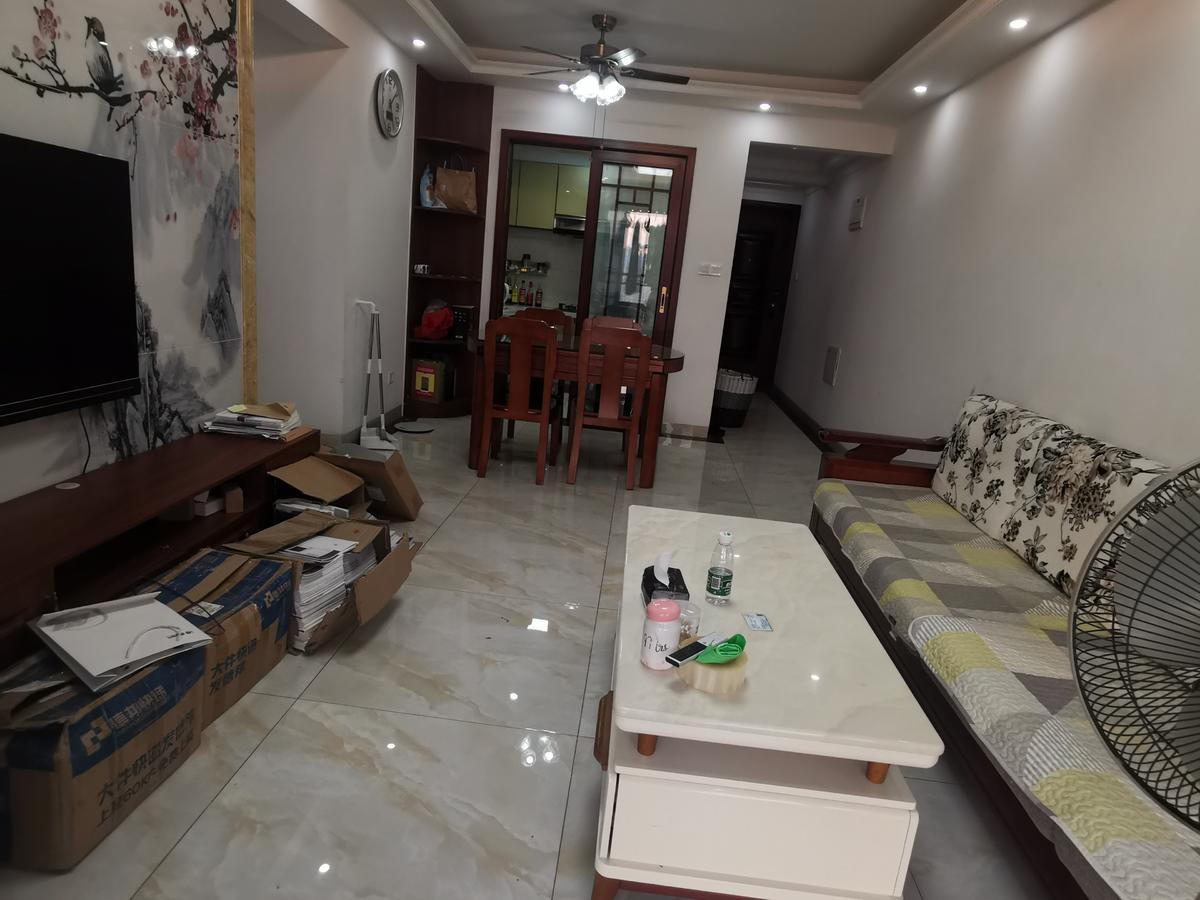 四号线长湖战旁，华盛观荟正南朝向四房出租，家私电齐全