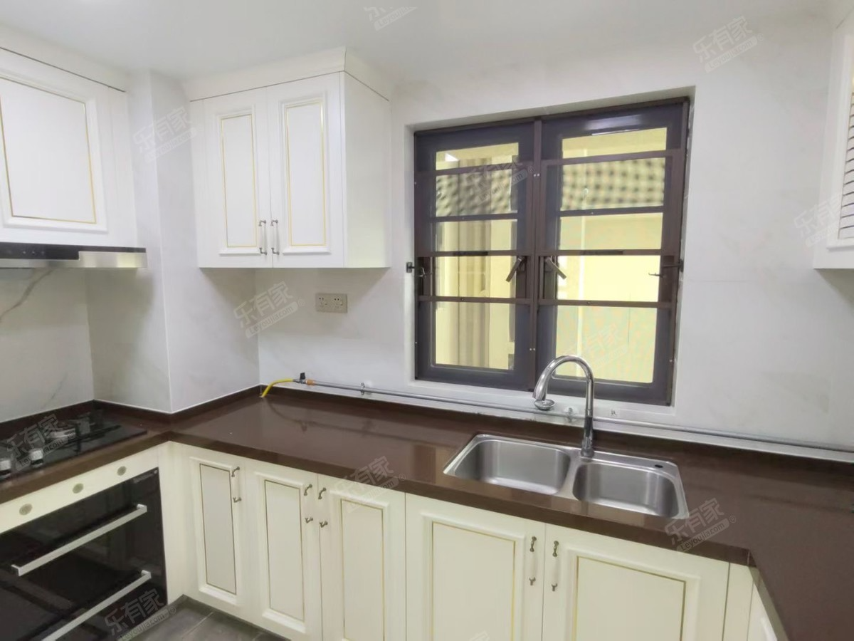 近地铁-精装修五室两厅，160m²高性价比住宅