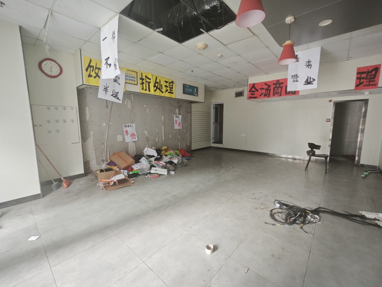 一楼临街商铺，对面就是地铁口，人流量大-深圳嘉鑫辉煌时代大厦租房