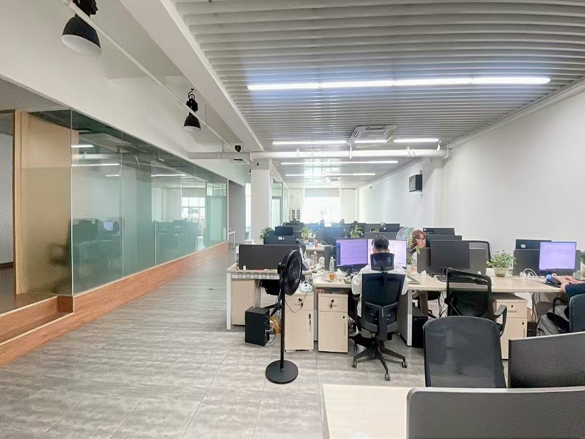 地铁口旁写字楼诚心出租