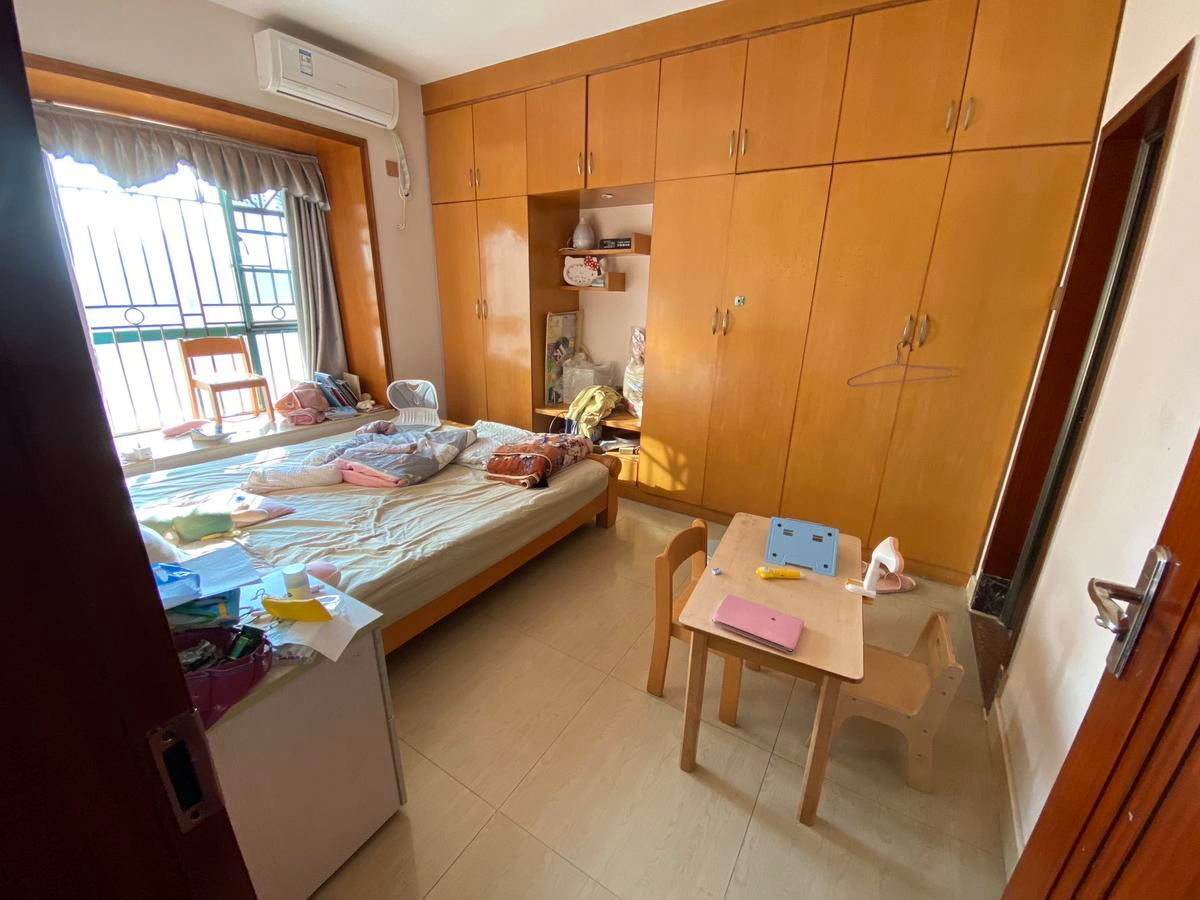 业主房子还在出售，价格目前不好谈、