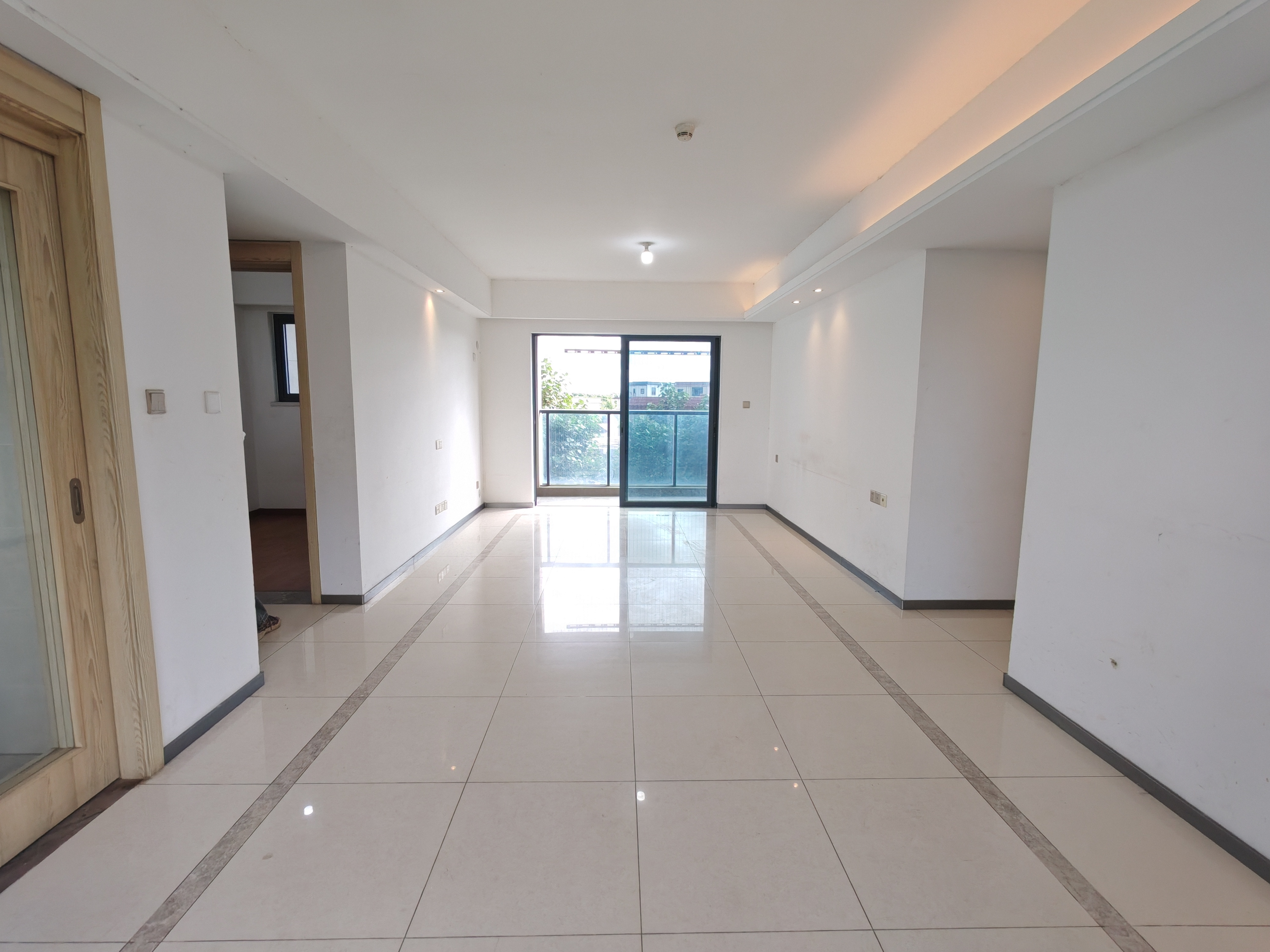 融创月湾首府，朝南采光佳，厅出阳台，楼龄新，车位足，近商业综合体，业主诚售，随时看房！-中山融创月湾首府二手房