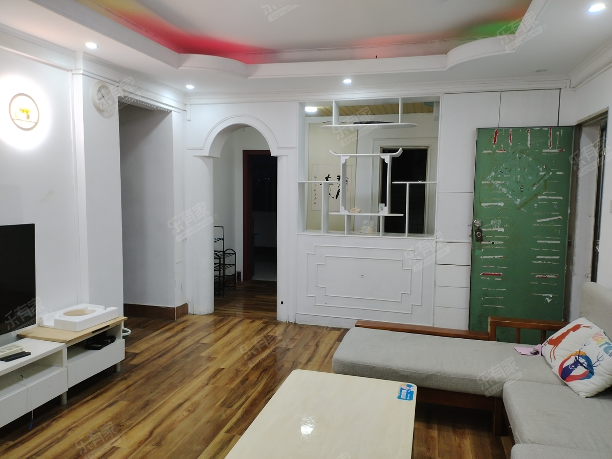 路桥公司宿舍楼有露台南北通透