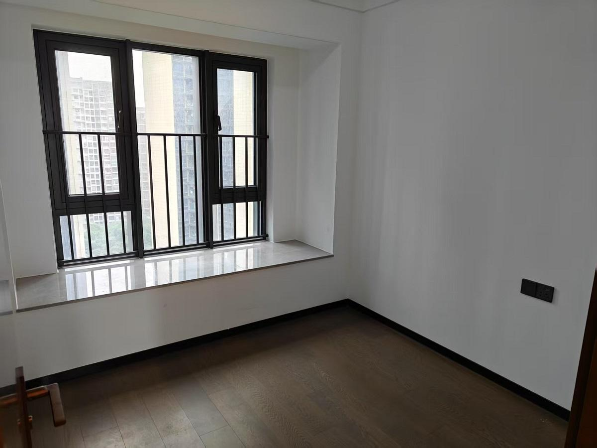 万科星城，朝南采光佳，中楼层，楼龄新，车位充足，带重点学校，业主诚心出售！