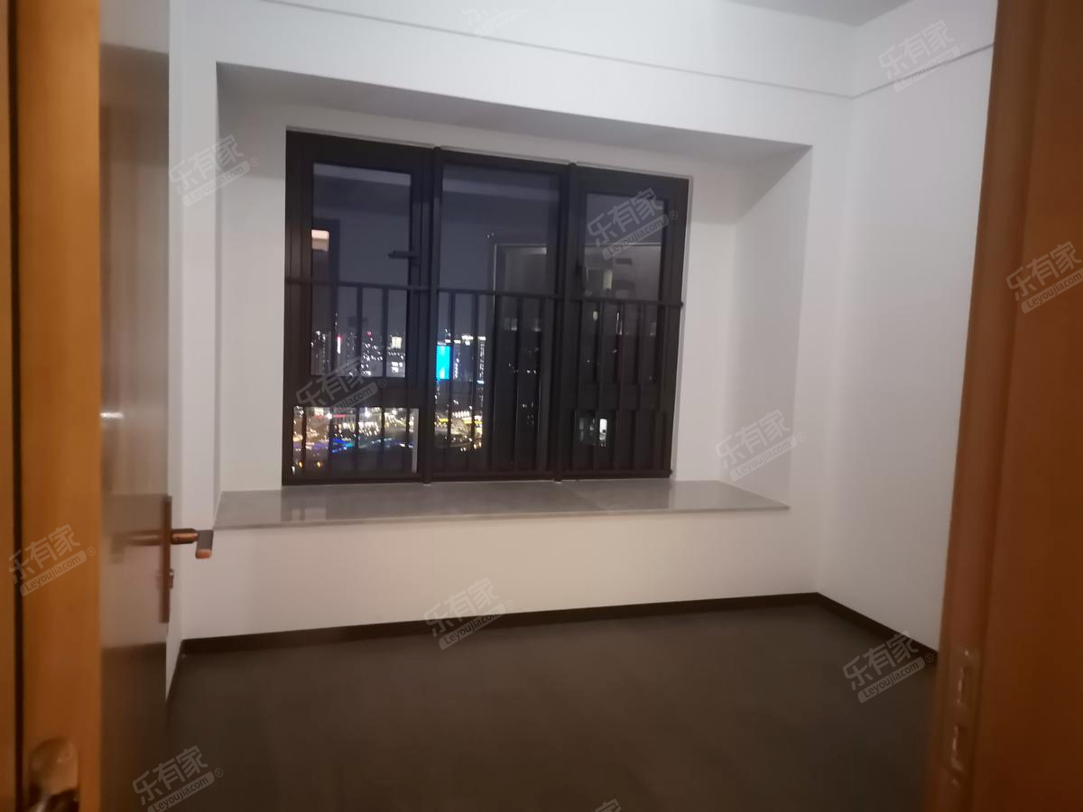 万科星城，朝南高楼层，采光极佳，重点学校近在咫尺，楼龄新，人车分流，业主诚心出售！