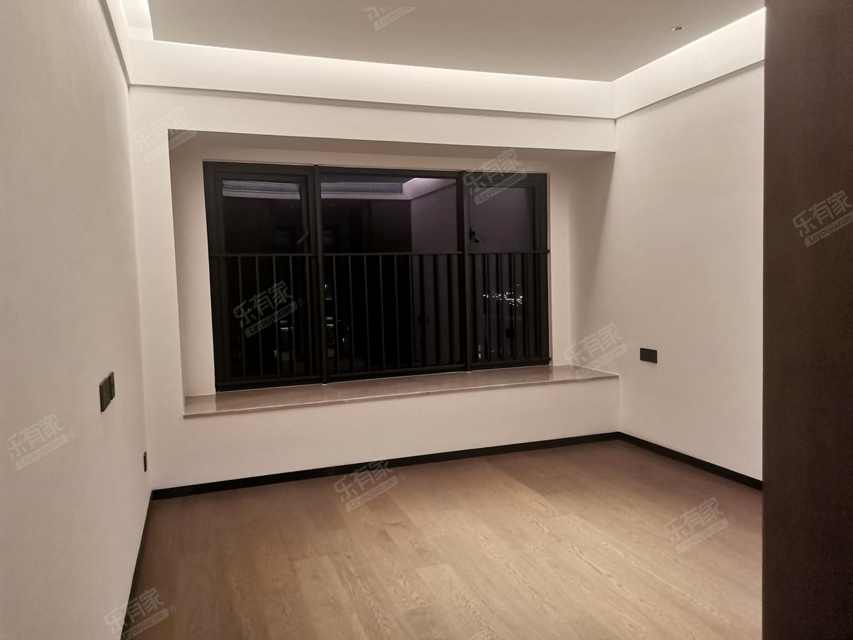 万科星城，朝南高楼层，采光极佳，重点学校近在咫尺，楼龄新，人车分流，业主诚心出售！