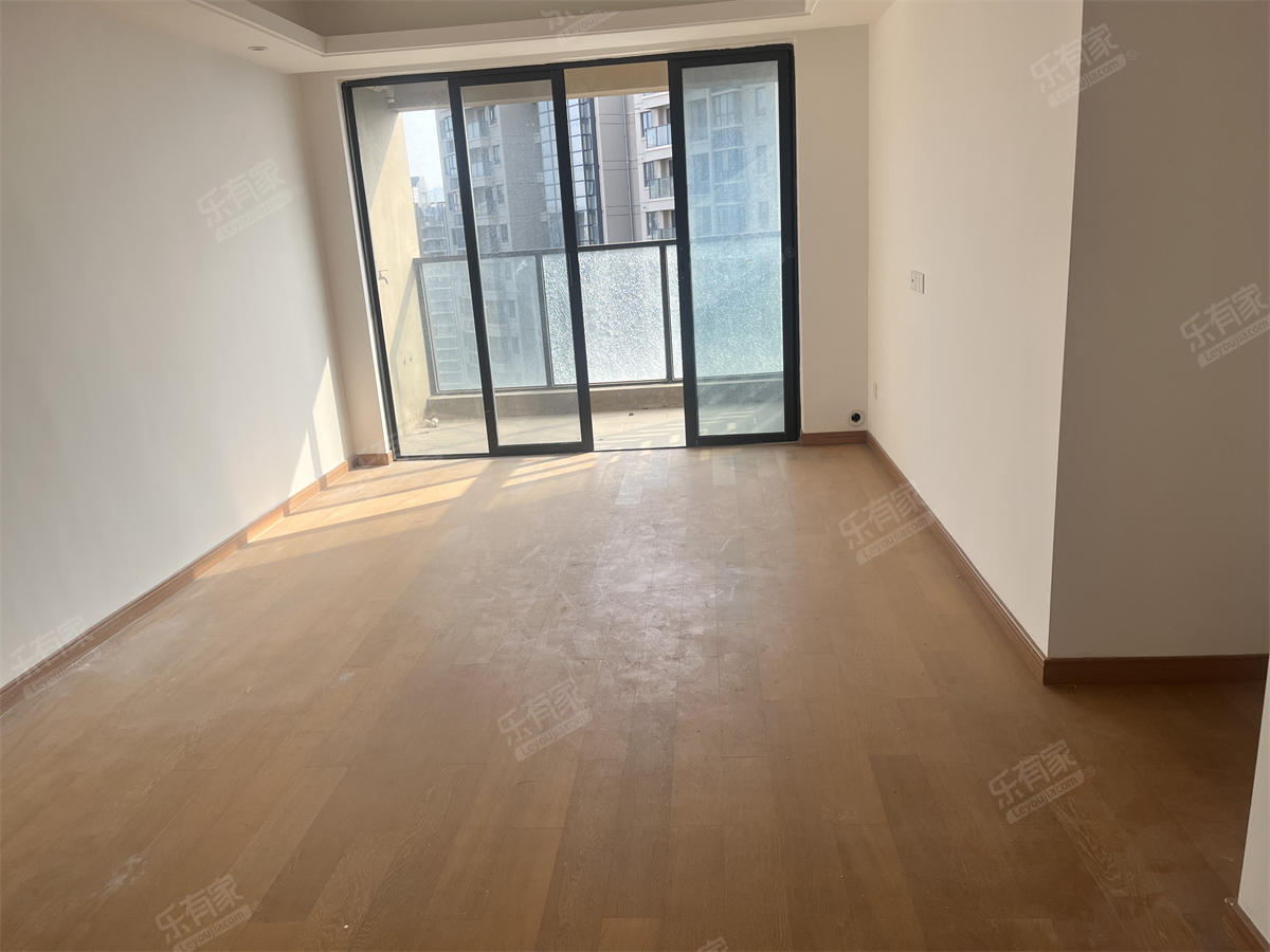 新力上园，方正户型，朝南采光佳，楼龄新，车位充足，带入户花园，业主诚心出售！