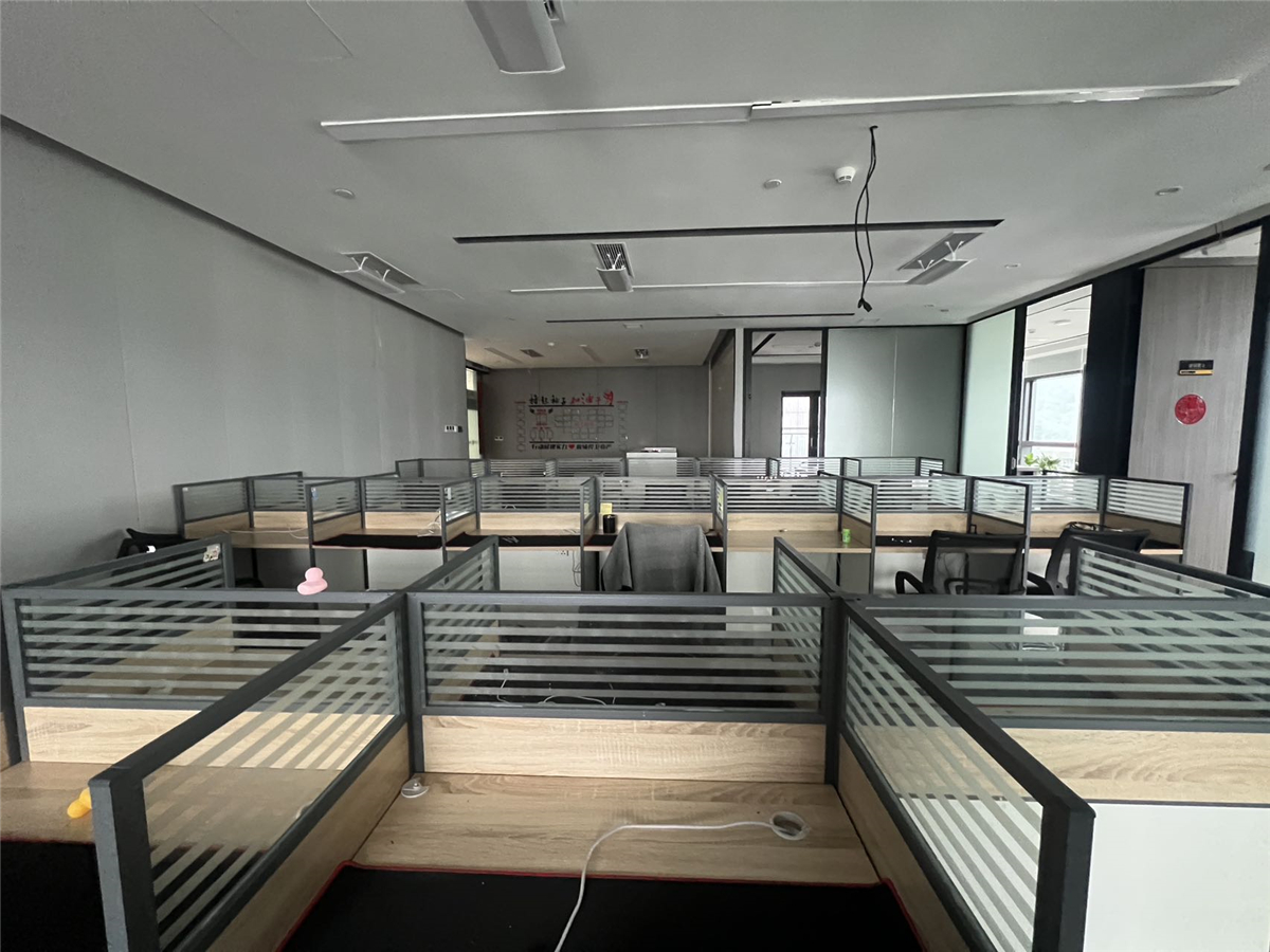 简单的办公装修，周边配套齐全，交通便利。