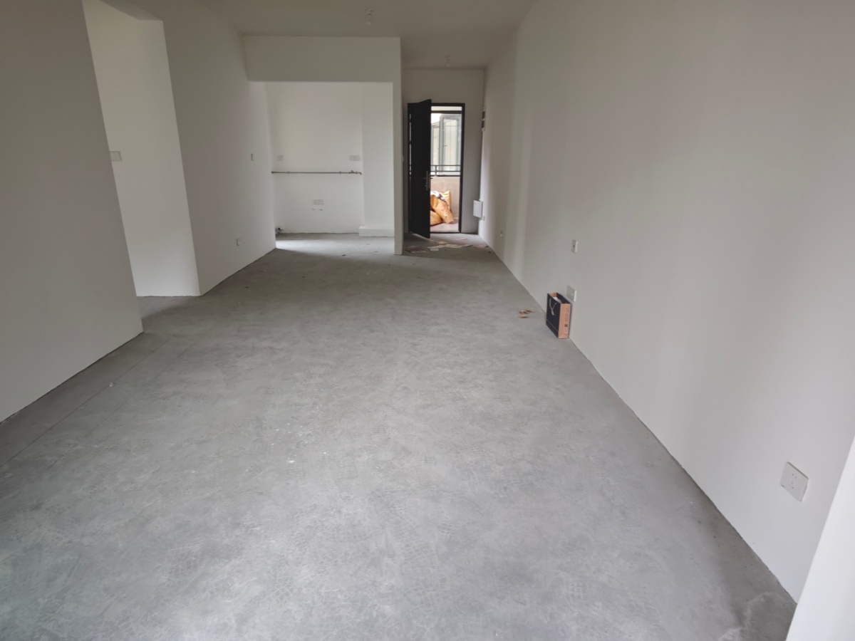 特发香阅四季园，朝南采光优越，厅出阳台，楼龄新，车位充足，近大型公园，业主诚心出售。