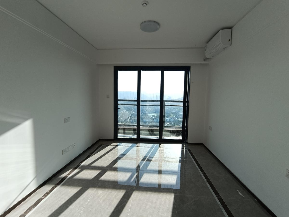 佳华领悦广场高楼层诚心出售，厅出阳台，楼龄新，车位充足，优质学区，让生活更精彩！