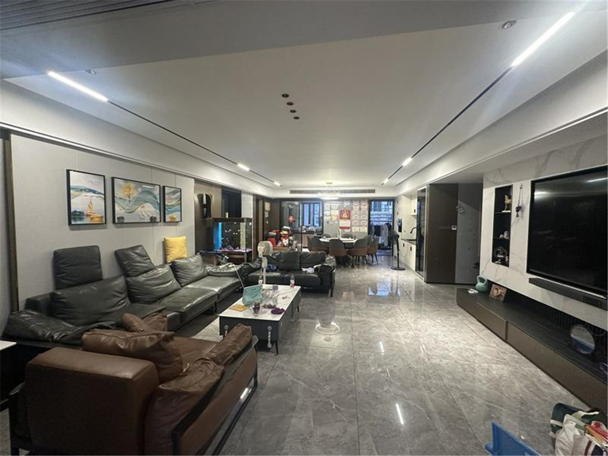 湖景花园诚心出售，方正户型，朝南采光佳，带地面花园与入户花园，小区人车分流，生活舒适惬意。