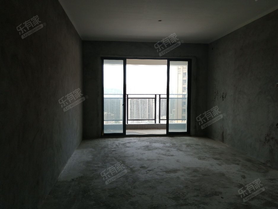 近珠海，四房看小区景观，誉峯名门。满五年