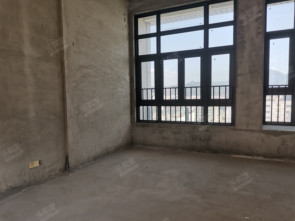 六约北地铁口，别*墅小区