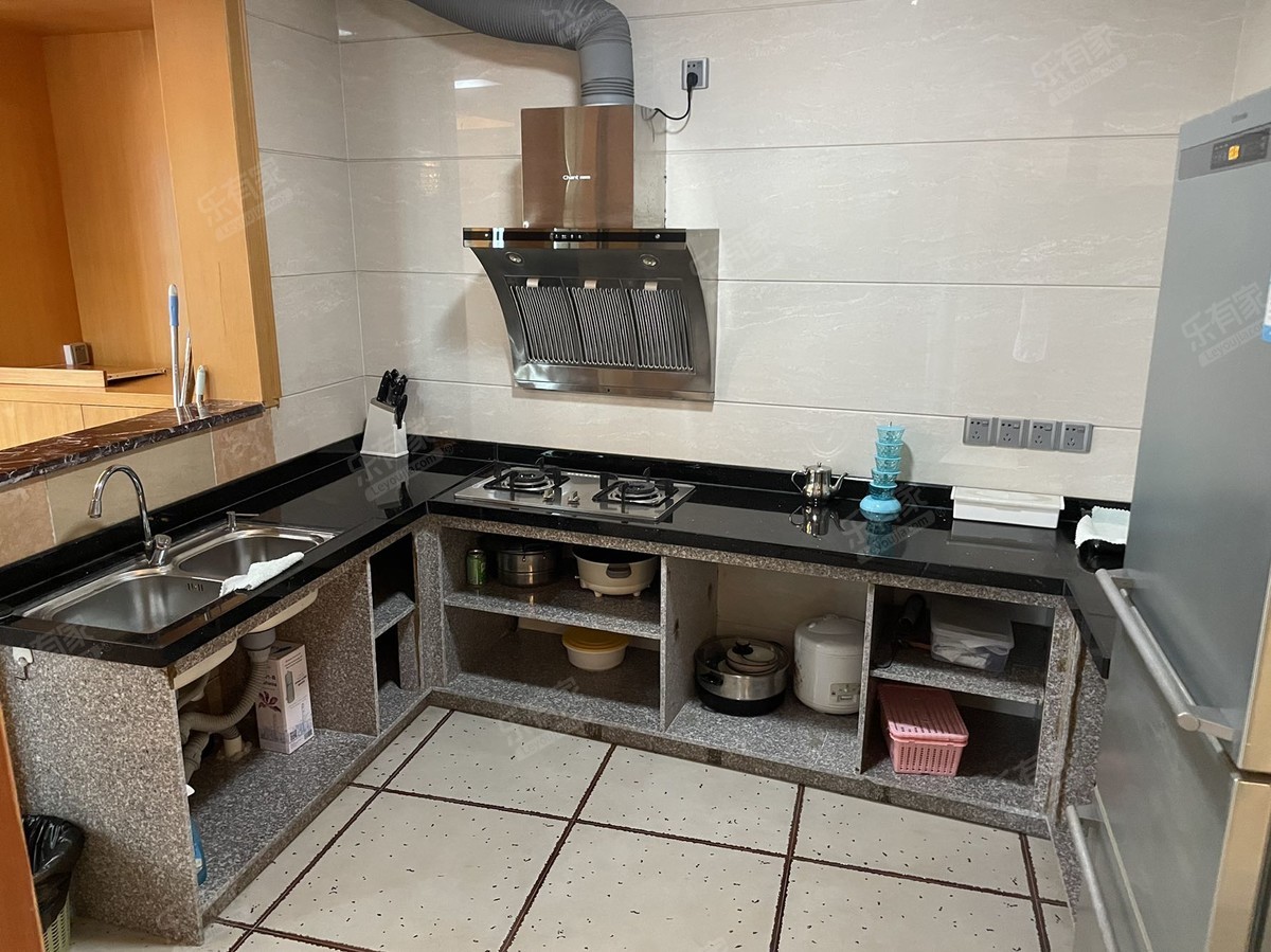 菊城建华花园 4房2厅4卫 213㎡