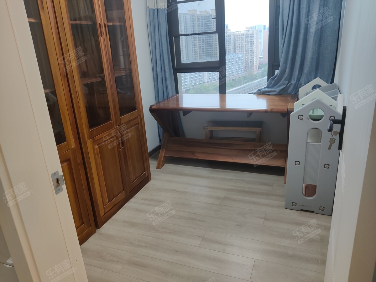 宝安外国语，拾悦城次新四房，南北通透，满五，有钥匙，换房急售