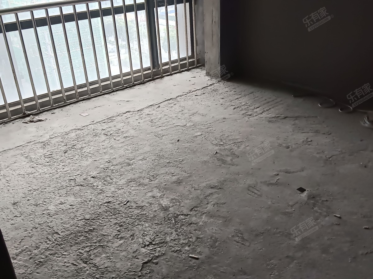 婚房不住直售。业主自装的，婚没成诚心卖4+1房。