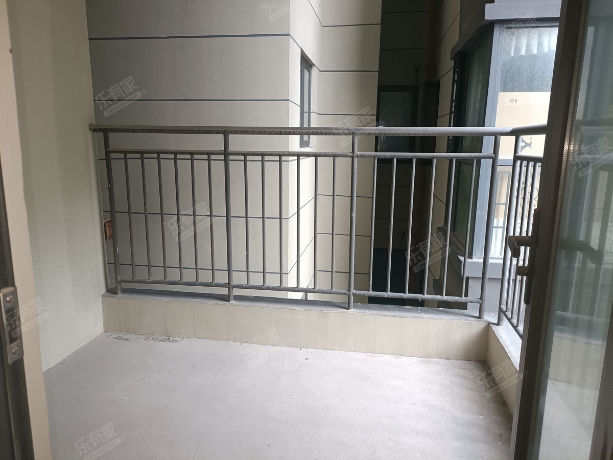 华侨城四海云亭东南毛坯3房，业主诚心出售