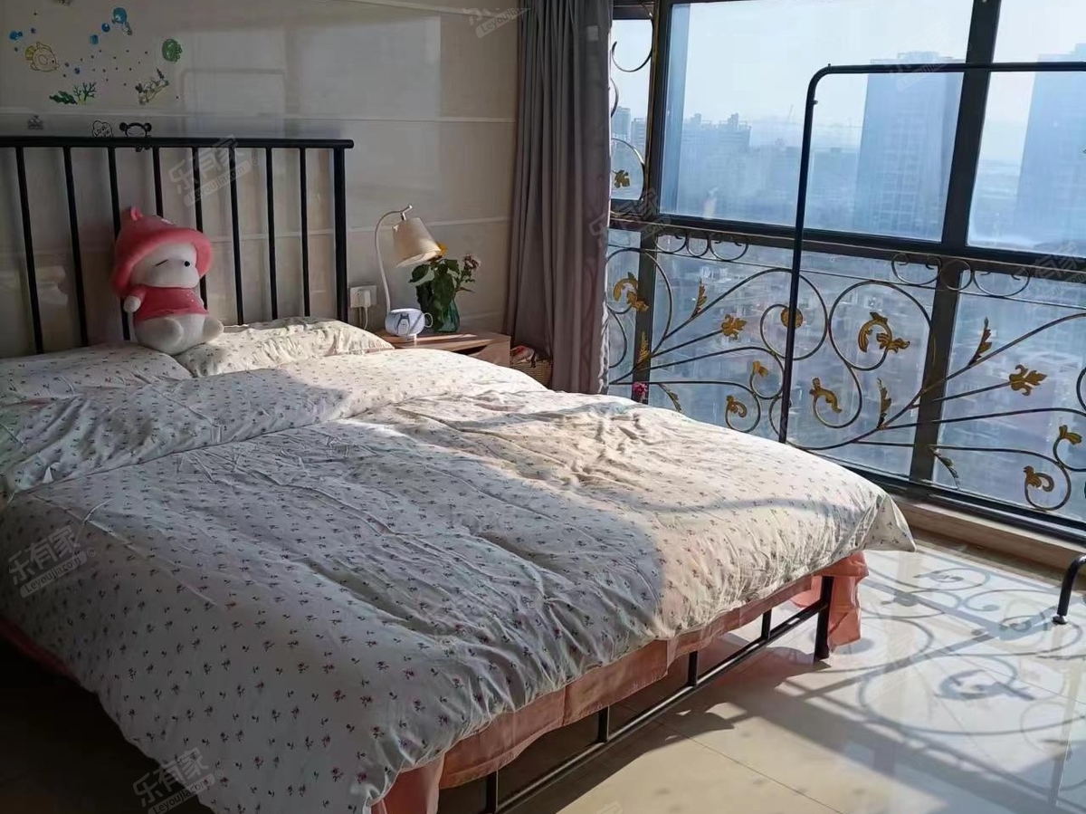 地铁口精装两房，业主诚心出售，看房方便，价格可谈！