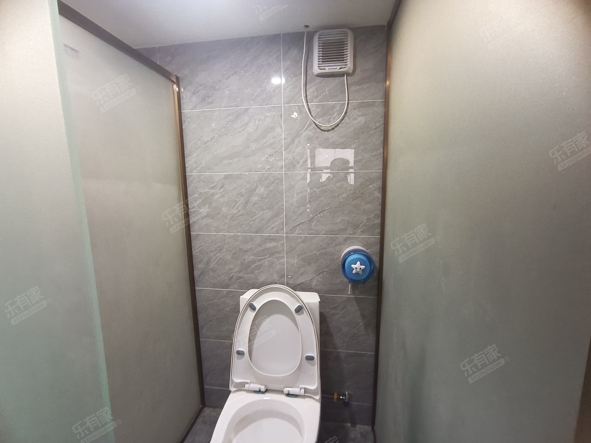 广州融创文旅城商务公寓厕所-1
