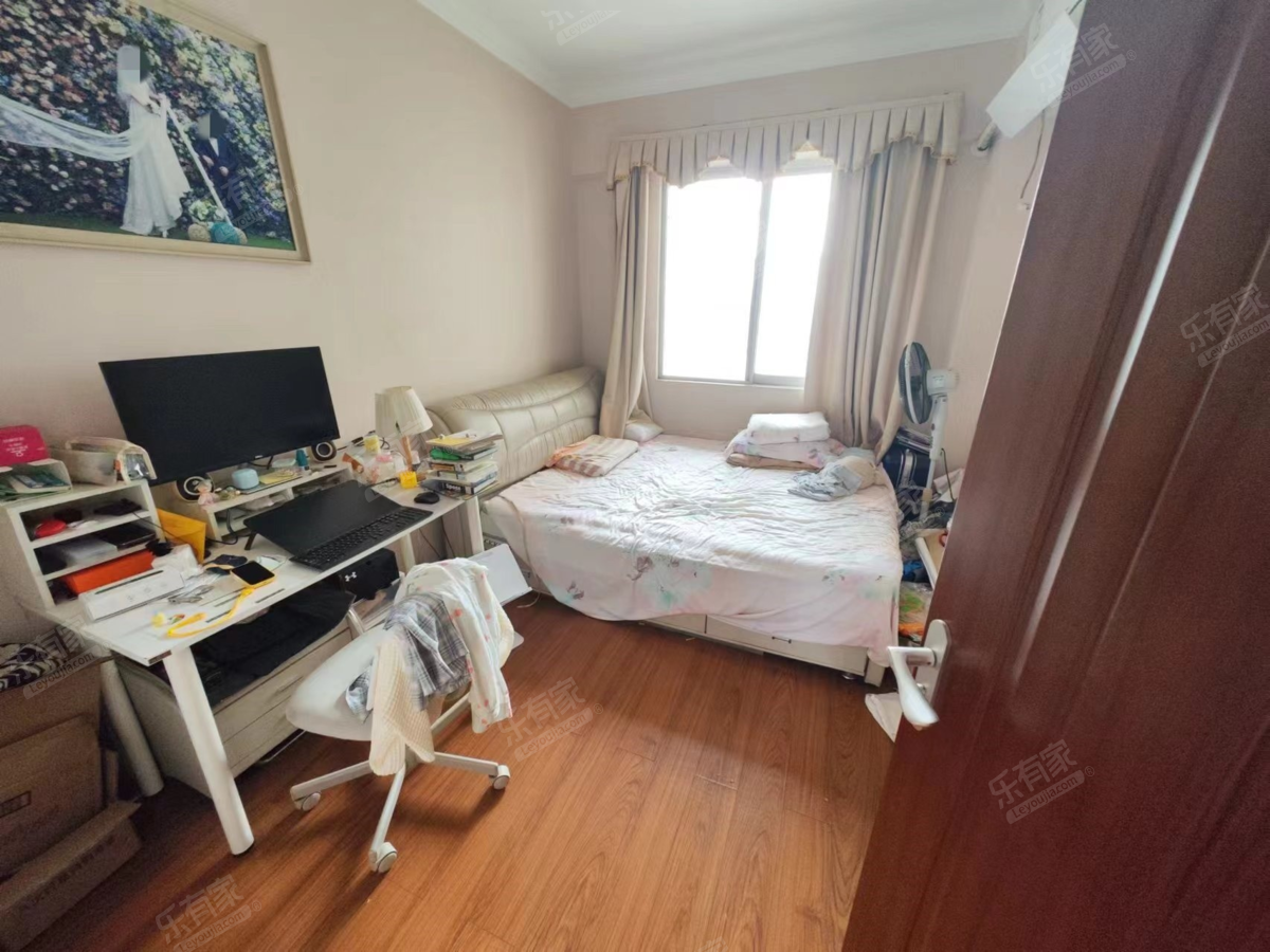 华师地铁口旁电梯3房