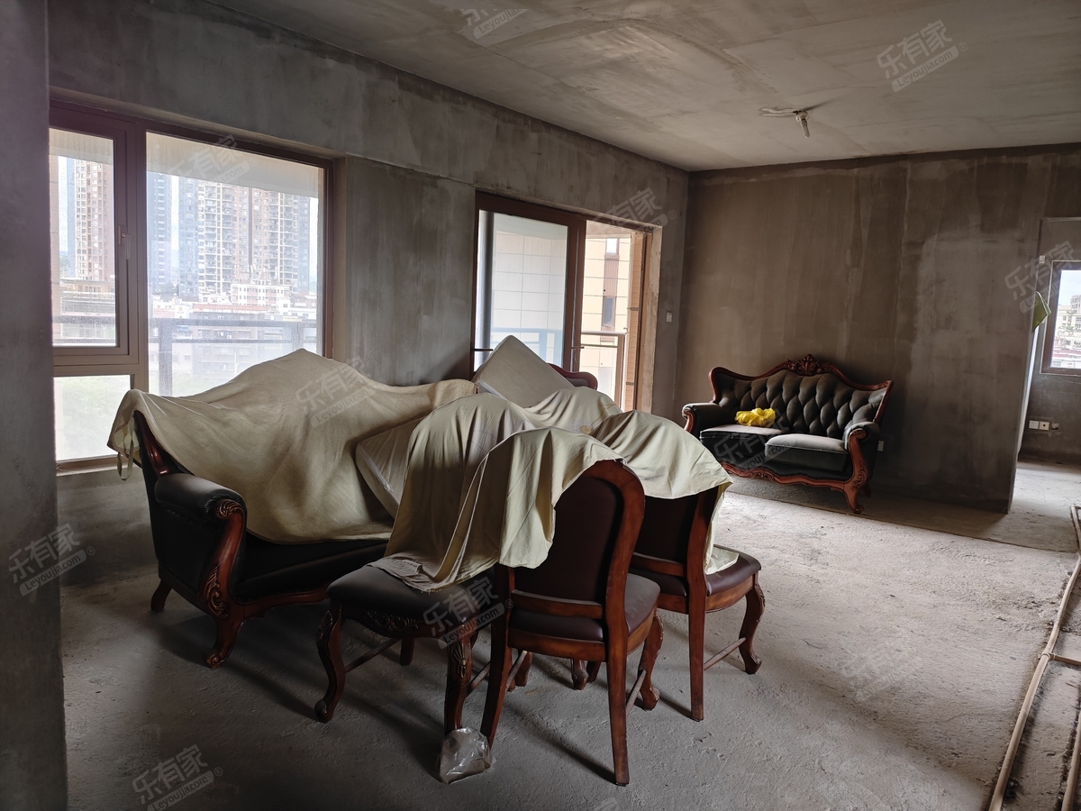 坪地西湖苑205平独栋，豪装6房，产权优质，看房方便。