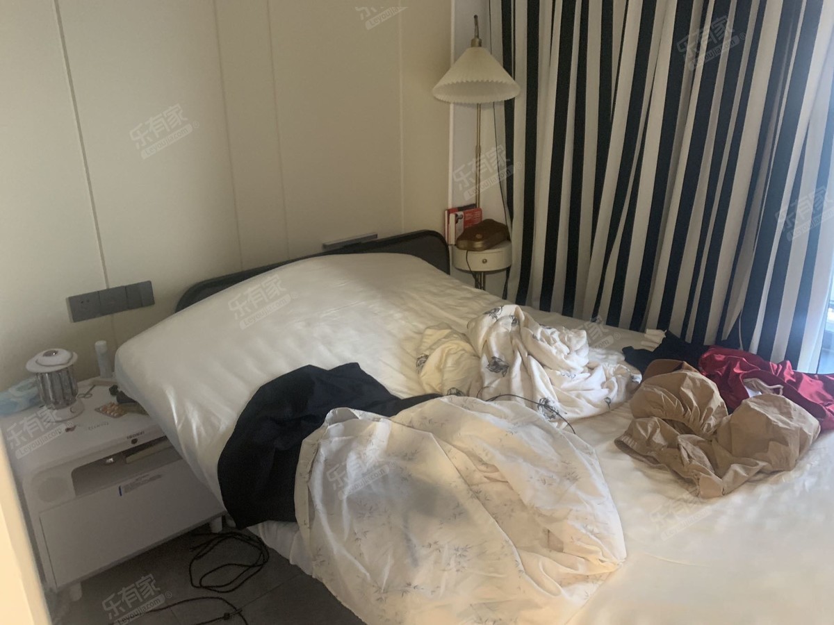 户型方正实用，中间楼层，朝南向的，采光性通风性都比较好的。
