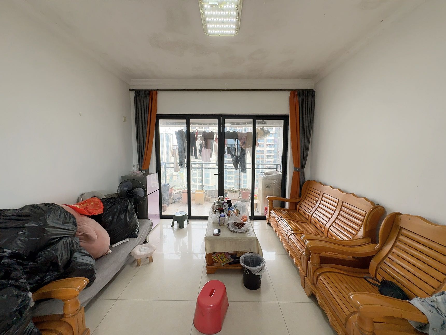 房子装修品质较好，采光良好，户型方正，社区安静，居住非常方便