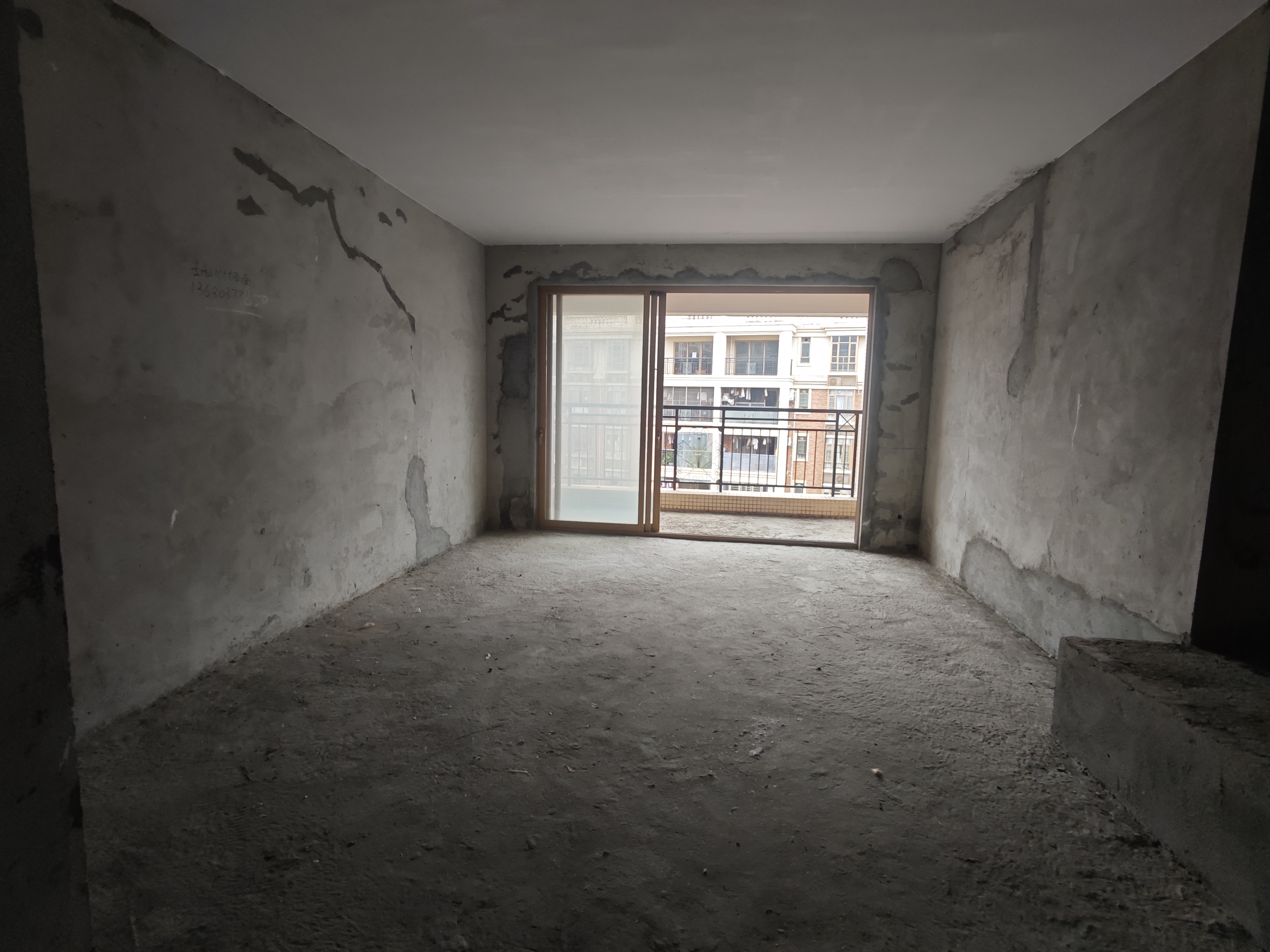中颐海伦堡南毛坯4室2厅140m²