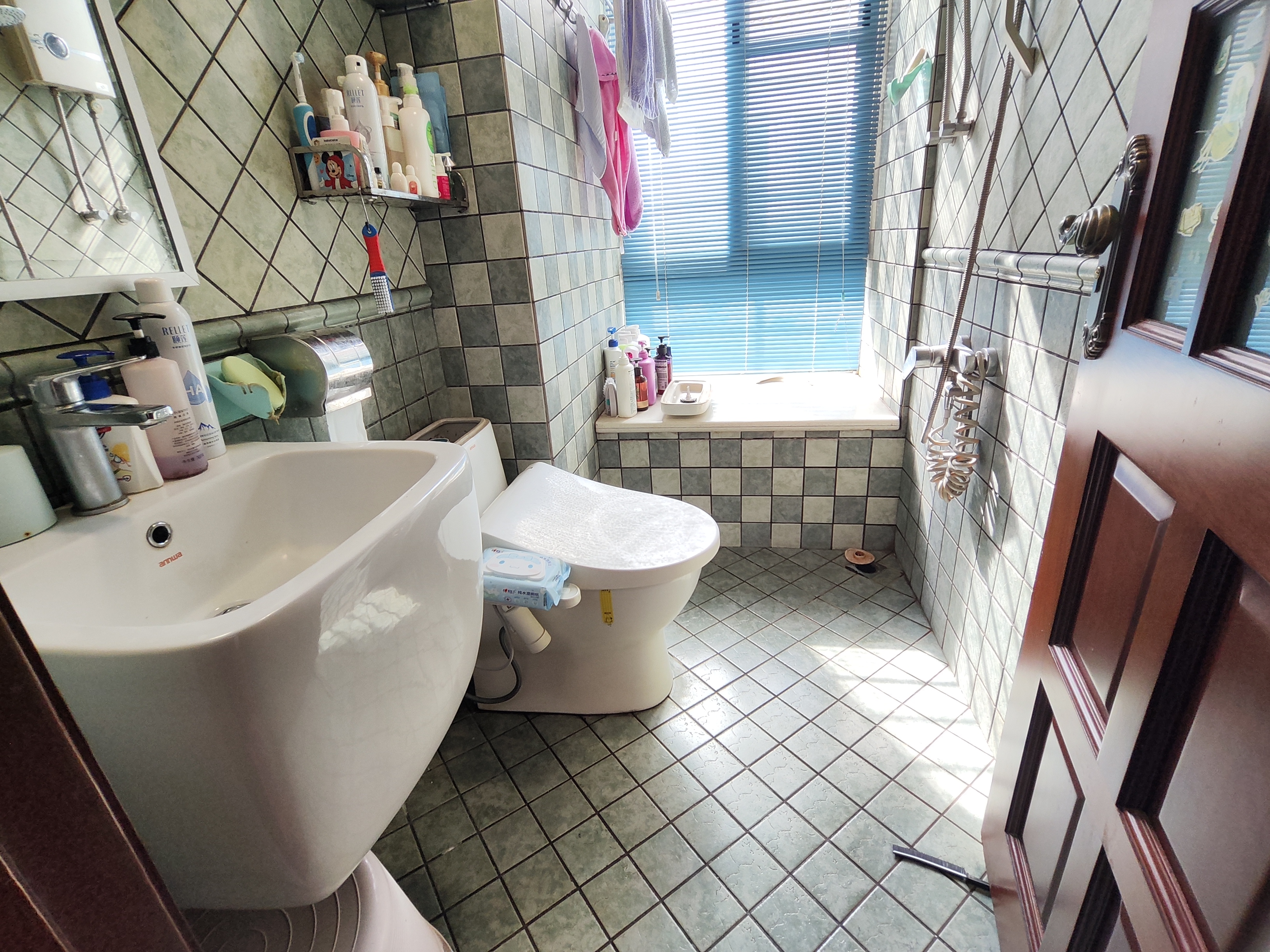 中锴金城花园精装修房源业主诚心出售，直接拎包入住，看房方便