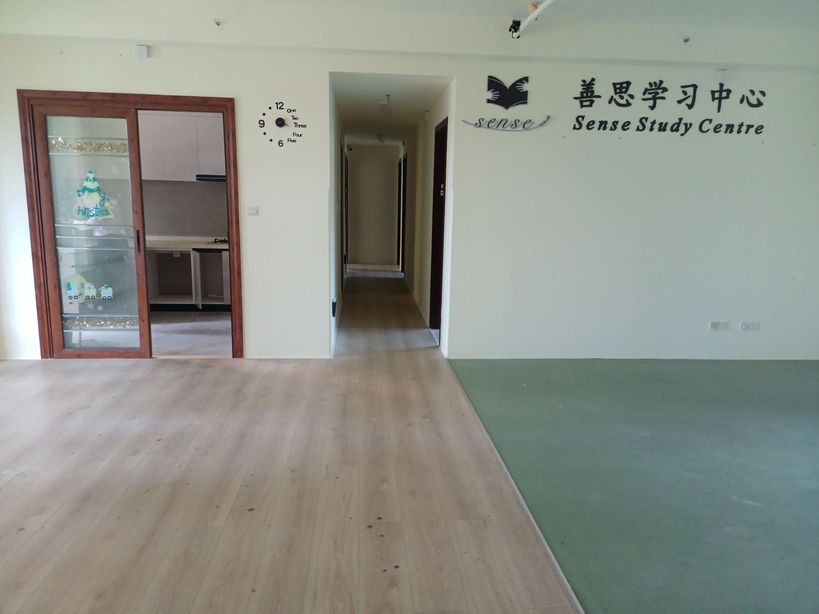 装修普通装修，可以添置一些自己喜欢的家具