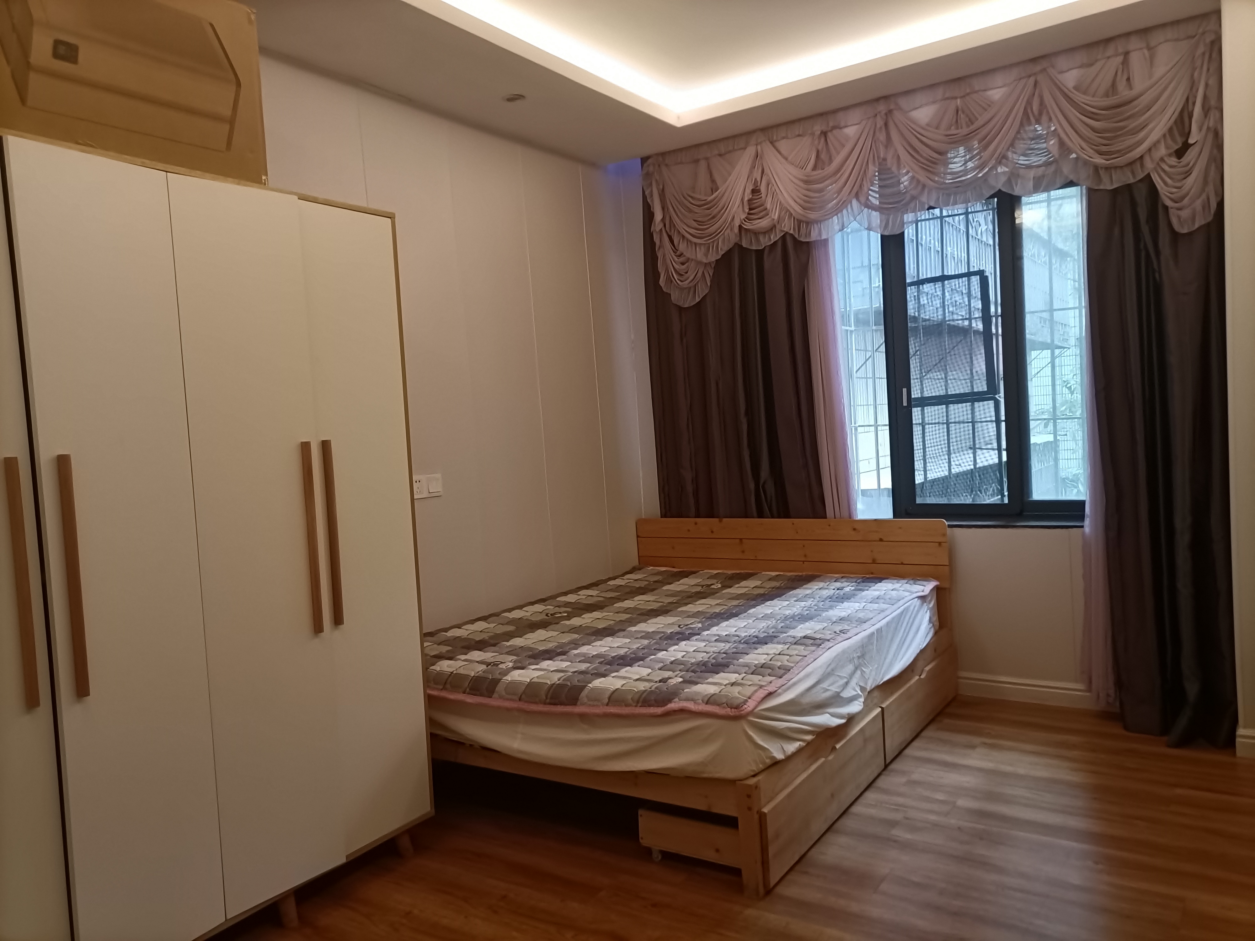 翻身地铁口旁，精品大单间，可拎包入住