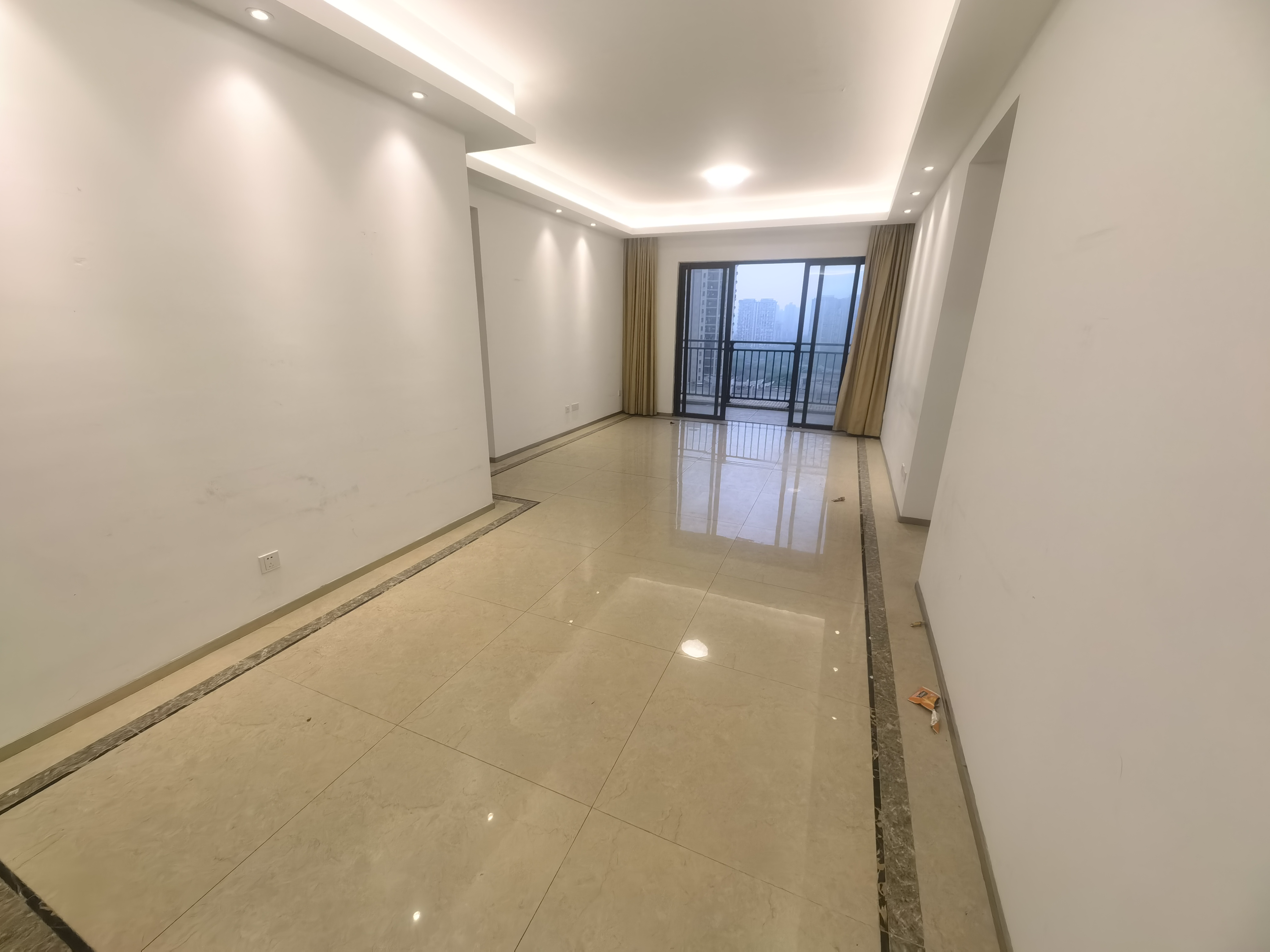 季华路中心地段，绿地物业，南北通高层毛坯大四房，使用率高，