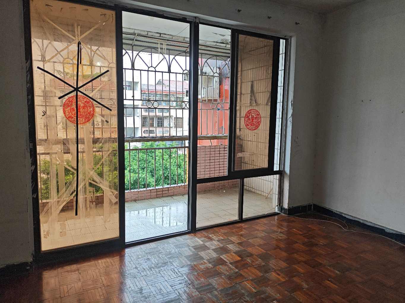 实用两居花园房，近地铁通勤便利，部分家具，高楼层